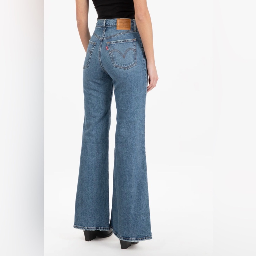 Levi's Ribcage Bell Highrise Jeans in Sonoma Walks